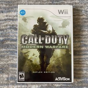 Wii Call of Duty Modern Warfare game, like new, no scratches on cd